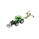Tractor verde cu incarcator si utilaj agricol pentru ferma